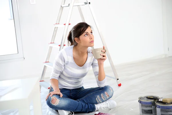 Girl sitting on the floor — Stock Photo, Image