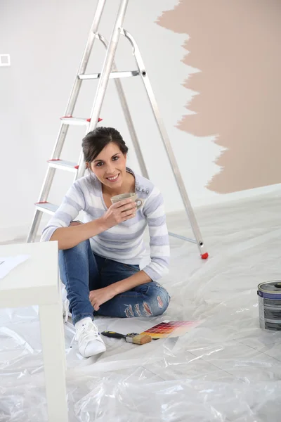 Girl sitting on the floor — Stock Photo, Image