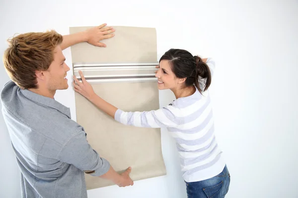 Couple choosing wallpaper — Stock Photo, Image