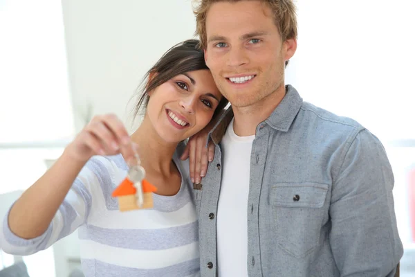 Mensen bewegen in nieuwe huis — Stockfoto