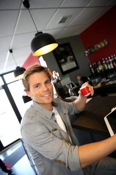 Man in coffee shop drinking coffee — Stock Photo, Image