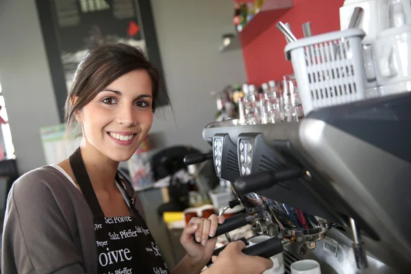 Kellnerin bereitet Kaffee zu — Stockfoto