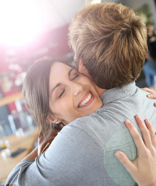 Meisje omarmen haar vriendje — Stockfoto