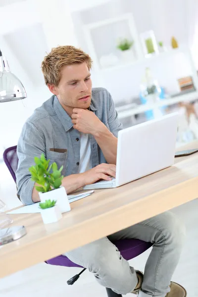 Man werkt op laptop — Stockfoto