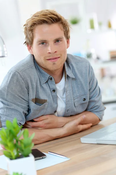 Lächelnder junger Mann — Stockfoto