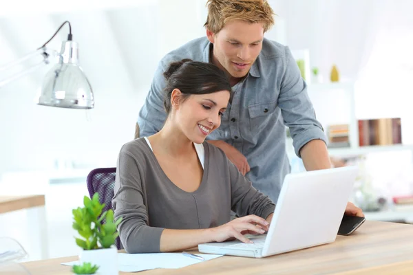 People working on laptop — Stock Photo, Image