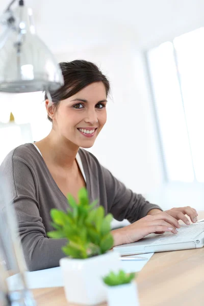 Ontwerper werkt aan laptop — Stockfoto