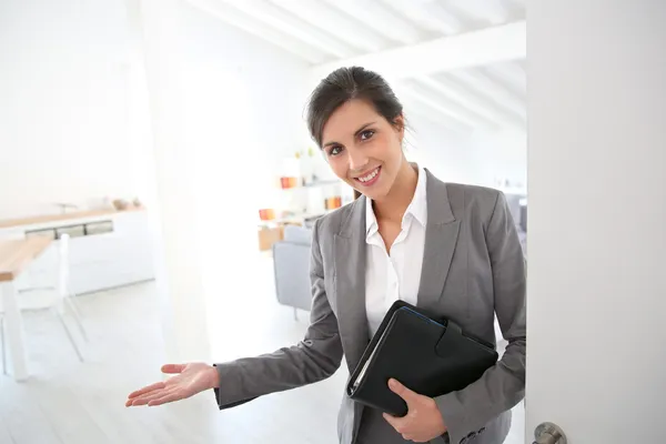 Real estate agent ready to present house — Stock Photo, Image