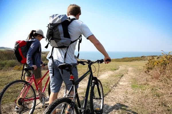 Paar auf Landweg unterwegs — Stockfoto