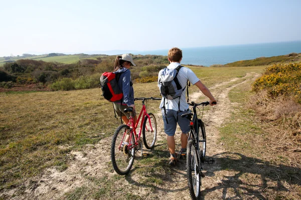 Couple walking in countrypath — Stock Photo, Image