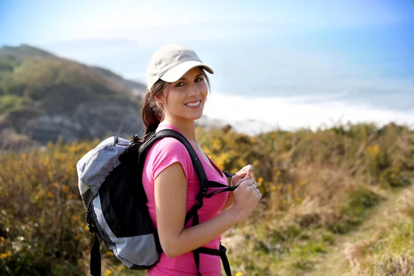 Brünettes Mädchen an einem Wandertag — Stockfoto