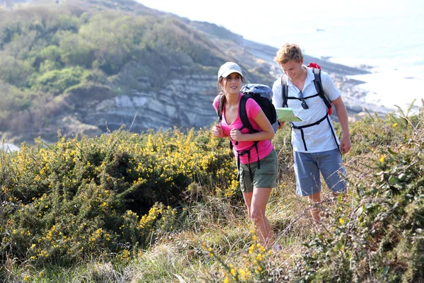 Couple of hikers on country field — Stock Photo, Image