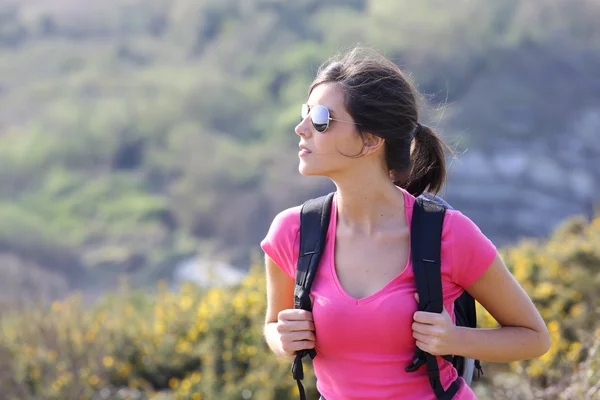 Chica excursionista caminando por el camino del país —  Fotos de Stock