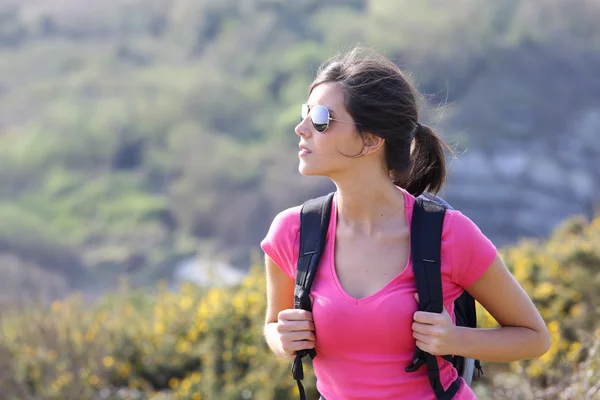 Hiker flicka promenader på landet väg — Stockfoto