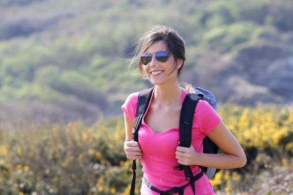 Ülke yolda yürürken hiker kız — Stok fotoğraf