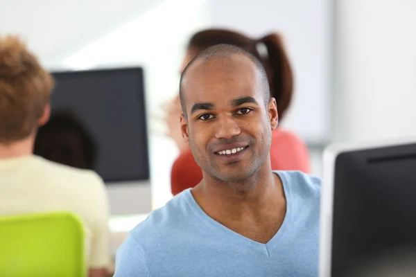 Man werkt op de computer — Stockfoto