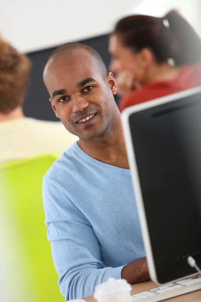 Uomo che lavora al computer — Foto Stock