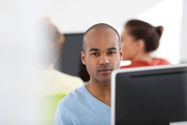 Uomo che lavora al computer — Foto Stock