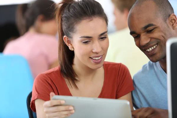 Estudantes conectados em tablet digital — Fotografia de Stock