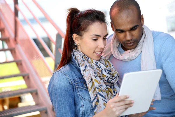 College people connected to internet — Stock Photo, Image