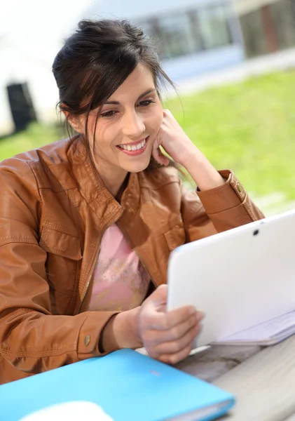 Studentka pomocí tabletu — Stock fotografie