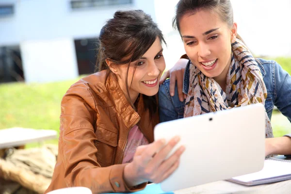 Meisjes aangesloten op internet — Stockfoto