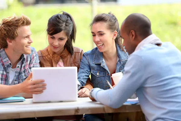Studenten buiten bezig met laptop — Stockfoto