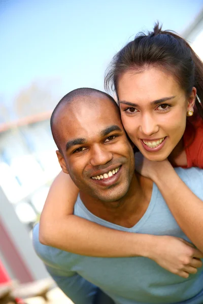 Hombre dando paseo a cuestas a su novia — Foto de Stock