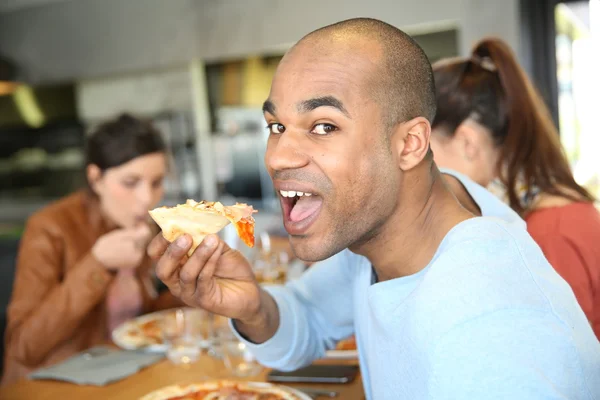 Uomo che mangia fetta di pizza — Foto Stock