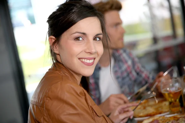 Morena menina ter pizza — Fotografia de Stock