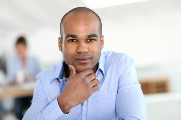 Uomo d'affari in camicia blu — Foto Stock