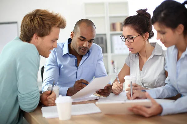 masa etrafında toplantı iş adamları
