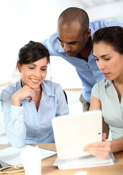 Mensen uit het bedrijfsleven vergadering rond tafel — Stockfoto