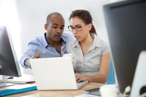 Uomo e donna che lavorano insieme — Foto Stock