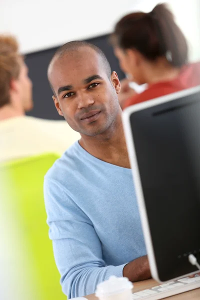 Uomo che lavora sul computer desktop — Foto Stock