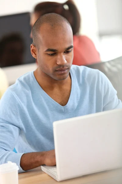 Hombre trabajando en el ordenador portátil —  Fotos de Stock