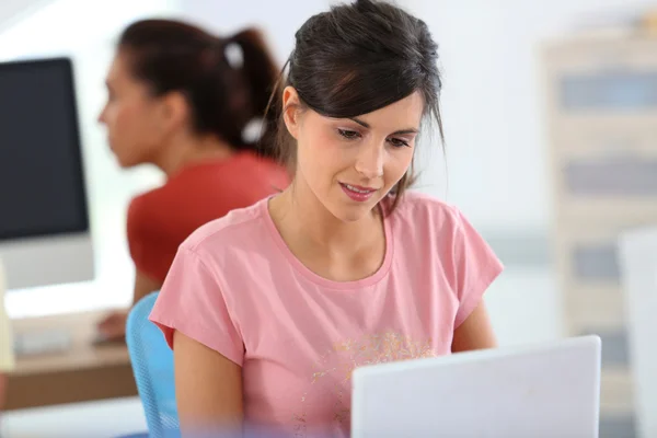 Treinamento da mulher com laptop — Fotografia de Stock