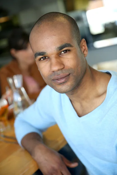 Uomo seduto in snack bar — Foto Stock