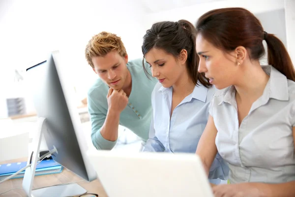 Estudiantes en formación empresarial —  Fotos de Stock