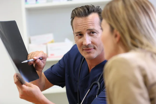 Veterinarian showing x-ray — Stock Photo, Image