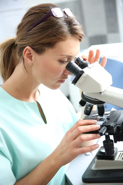 Medico in laboratorio — Foto Stock