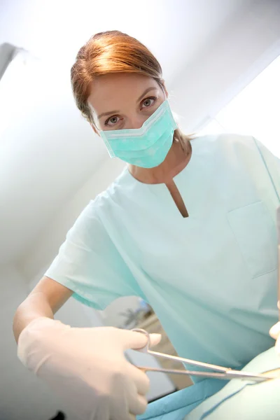 외과 의사 여자가 위 — 스톡 사진