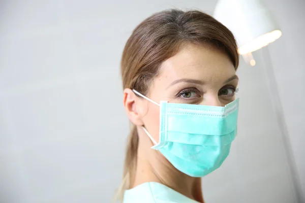 Χειρουργός φορώντας μάσκα — Stockfoto