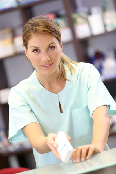 Pharmacist giving medicine — Stock Photo, Image