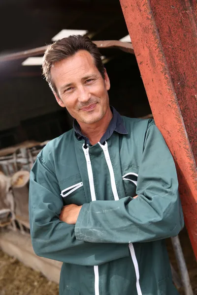 Schöner Bauer im Stall — Stockfoto