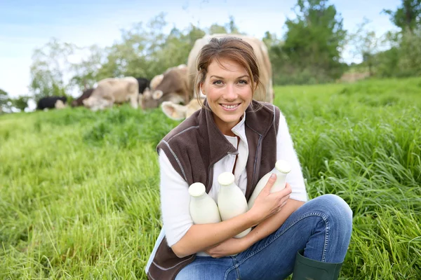Κτηνοτρόφος γυναίκα με μπουκάλια γάλα — Φωτογραφία Αρχείου