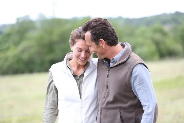 Preciosa pareja en el campo — Foto de Stock