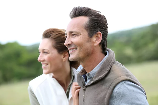 Mature couple in countryside — Stock Photo, Image