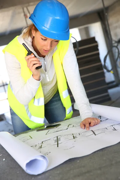 Vrouw ingenieur met radio set — Stockfoto