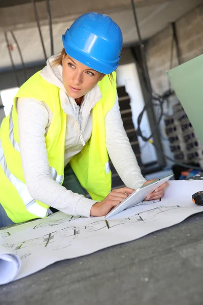 Vrouw architect met behulp van Tablet PC — Stockfoto